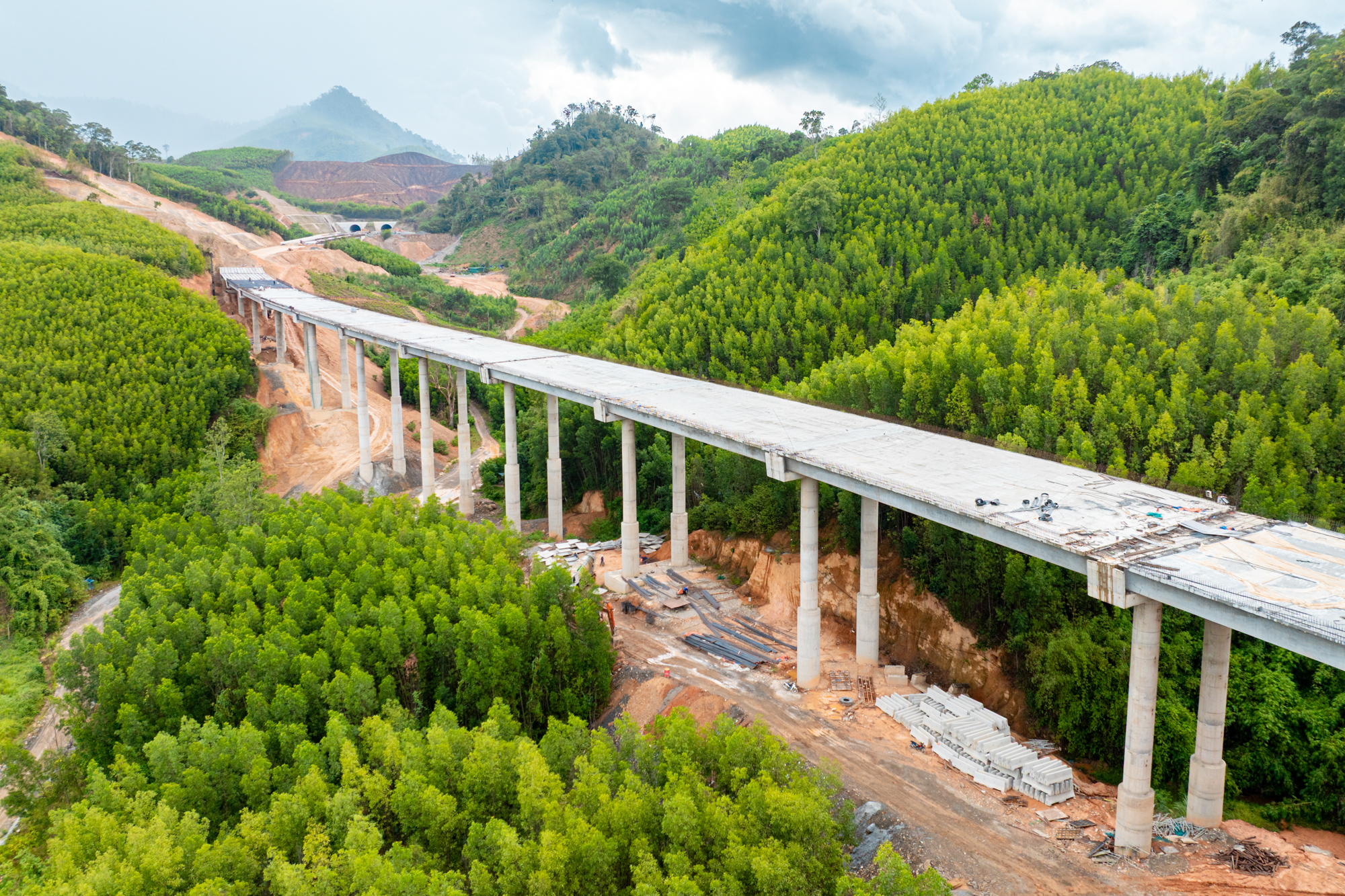 Một đoạn đường chỉ dài 11 km nhưng có đến 10 cây cầu cùng hầm cấp đặc biệt, nhà thầu huy động đến 600 người, quyết thông xe sau 3 tháng nữa - Ảnh 8.