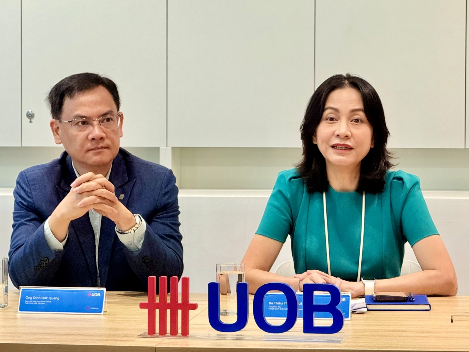 Chuyên gia ngân hàng Singapore UOB: Giá vàng dài hạn vẫn tích cực, 3 nhóm cổ phiếu đáng theo dõi cuối năm - Ảnh 3.