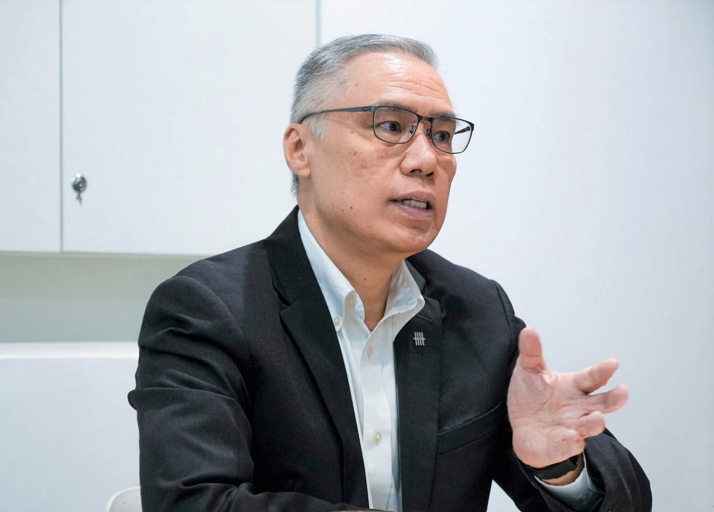 Chuyên gia ngân hàng Singapore UOB: Giá vàng dài hạn vẫn tích cực, 3 nhóm cổ phiếu đáng theo dõi cuối năm - Ảnh 1.