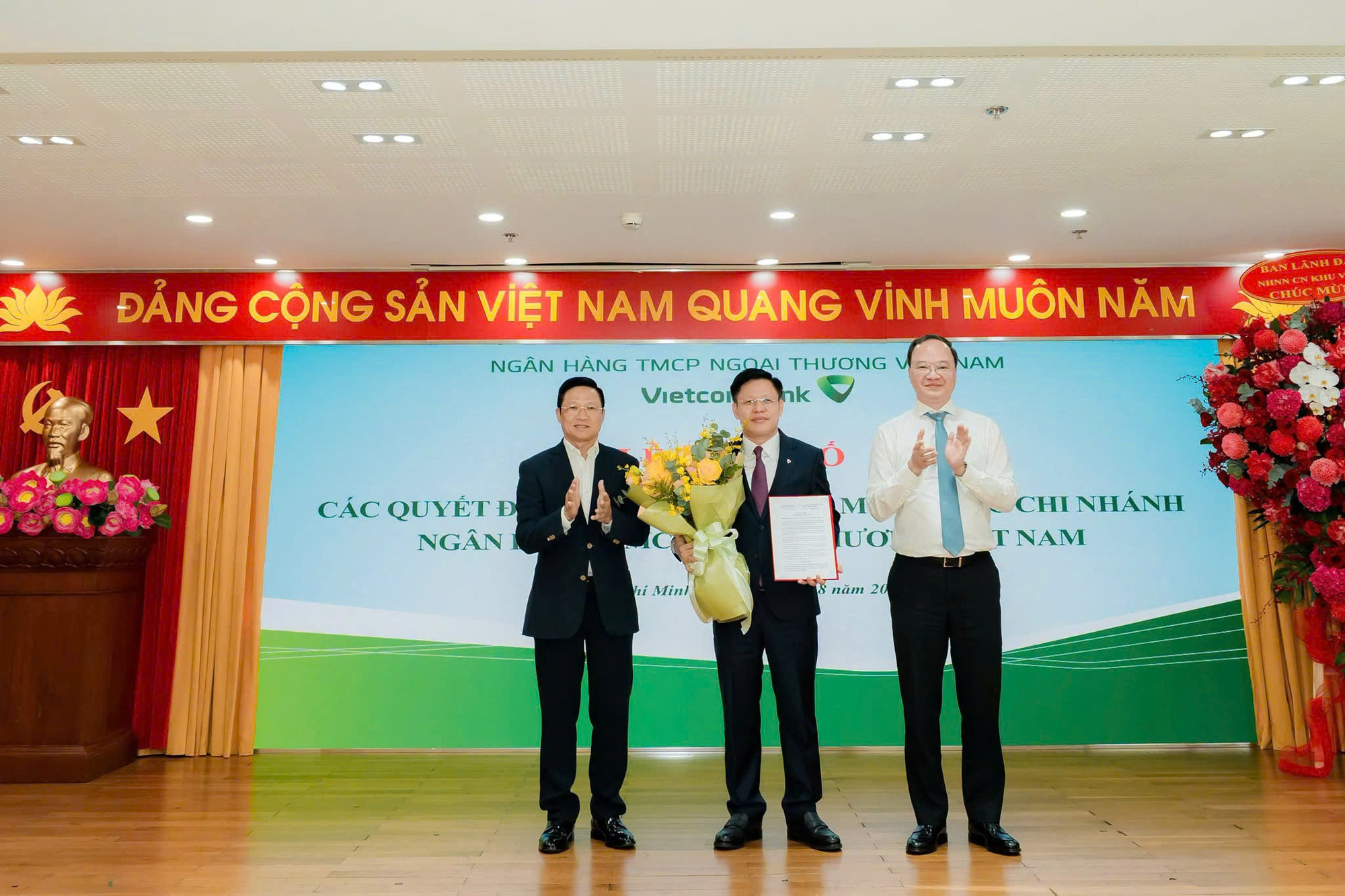 Vietcombank bổ nhiệm loạt Giám đốc chi nhánh, nhân sự cấp cao Trụ sở chính - Ảnh 1.