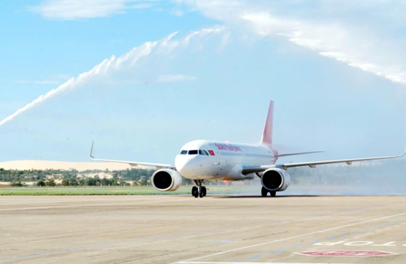 Chỉ trong 2 tháng, 3 sân bay Việt Nam cùng thực hiện nghi thức phun vòi rồng đón loạt máy bay hạ cánh - Ảnh 1.
