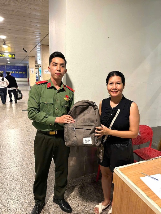 Công an xác minh hàng loạt túi xách 500 triệu, Rolex 600 triệu nằm rải rác ở sân bay Tân Sơn Nhất - Ảnh 1.