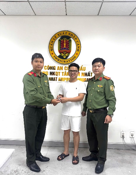 Công an xác minh hàng loạt túi xách 500 triệu, Rolex 600 triệu nằm rải rác ở sân bay Tân Sơn Nhất - Ảnh 2.