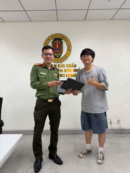 Công an xác minh hàng loạt túi xách 500 triệu, Rolex 600 triệu nằm rải rác ở sân bay Tân Sơn Nhất - Ảnh 3.