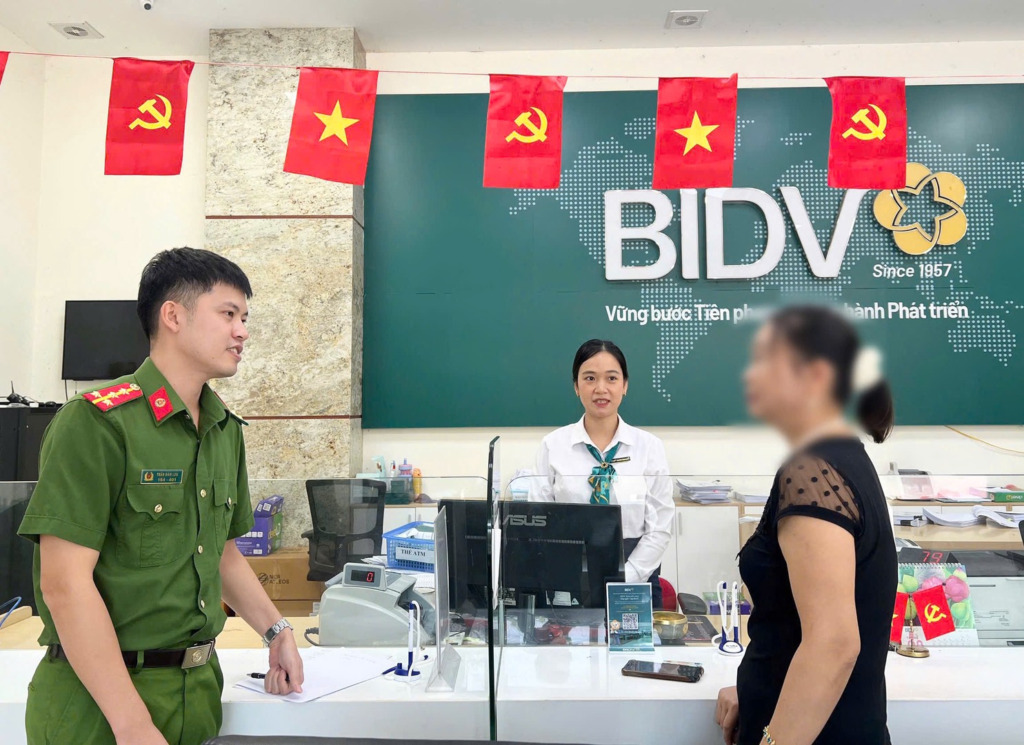 Người phụ nữ đến ng&acirc;n h&agrave;ng để chuyển khoản 25 triệu: Nh&acirc;n vi&ecirc;n BIDV kh&ocirc;ng lập tức thực hiện y&ecirc;u cầu m&agrave; b&aacute;o ngay cho c&ocirc;ng an - Ảnh 2.