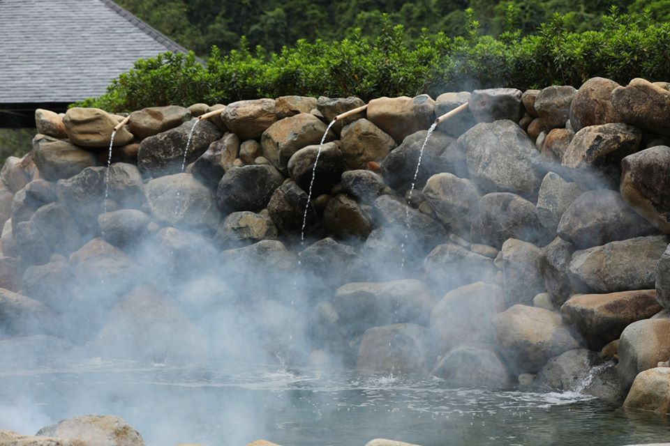 Việt Nam có 'túi nước nóng' tự nhiên 70°C giữa núi rừng: rộng 120ha, sắp triển khai mô hình nghỉ dưỡng, chăm sóc sức khỏe giống Nhật Bản, Hàn Quốc - Ảnh 1.