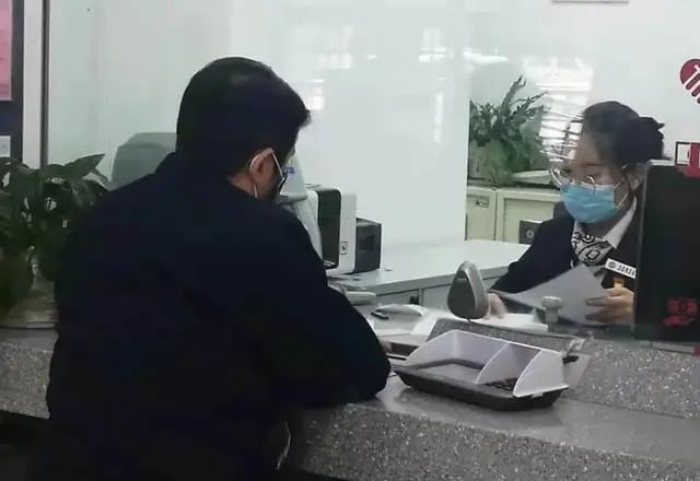 Sổ tiết kiệm c&ograve;n hơn 138 triệu đồng nhưng ng&acirc;n h&agrave;ng chỉ cho r&uacute;t 69 triệu, c&ograve;n khẳng định: &ldquo;Kh&ocirc;ng t&igrave;m thấy số tiền c&ograve;n lại tr&ecirc;n hệ thống&rdquo; - Ảnh 1.