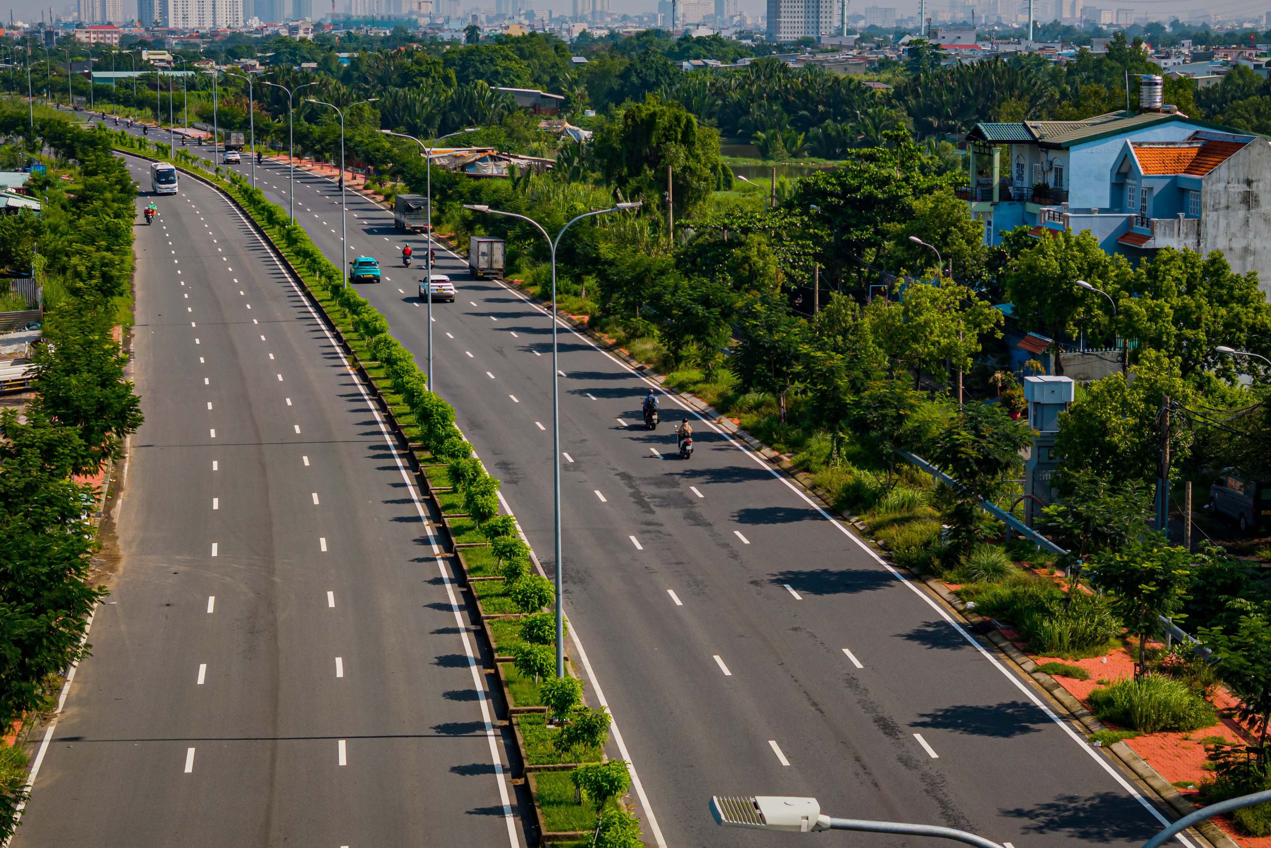 Gỡ xong "nút thắt" 250m, tuyến Quốc lộ 1.500 tỷ cửa ngõ phía Nam lột xác: Đường lớn mở đến đâu, nhà phố đua nhau mọc lên đến đó - Ảnh 5.