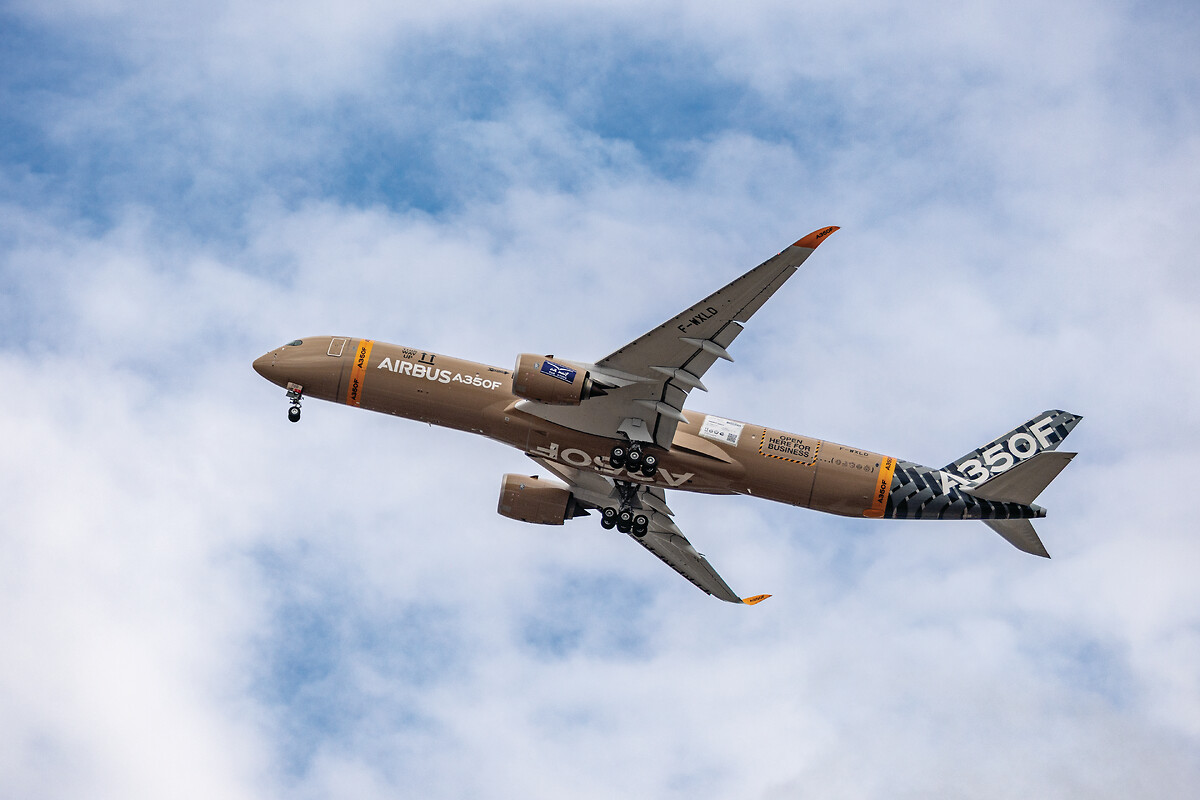 Một máy bay khổng lồ của Airbus dài gần 71m, sải cánh gần 65m vừa lần đầu cất cánh: Bay liên tục trong hơn 4 giờ, sở hữu cánh cửa lớn nhất ngành, trọng lượng chở được tương đương 11 trực thăng Black Hawk - Ảnh 1.