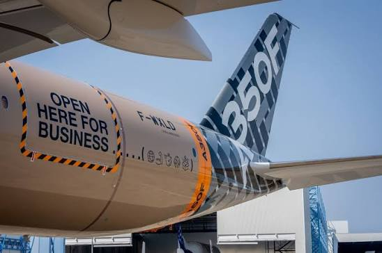 Một máy bay khổng lồ của Airbus dài gần 71m, sải cánh gần 65m vừa lần đầu cất cánh: Bay liên tục trong hơn 4 giờ, sở hữu cánh cửa lớn nhất ngành, trọng lượng chở được tương đương 11 trực thăng Black Hawk - Ảnh 4.