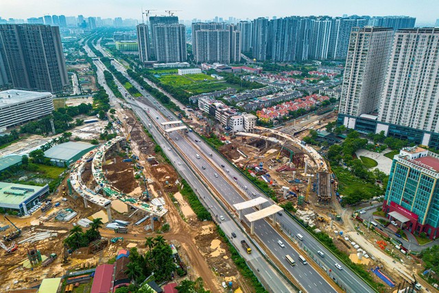 Ngay giữa Đại lộ dài nhất, rộng nhất Việt Nam với 16 làn xe đẹp như Châu Âu đang hình thành 1 nút giao hiện đại, thiết kế đẹp mắt, nằm gần loạt đại đô thị của "ông lớn" Vingroup, Masterise, Geleximco - Ảnh 2.