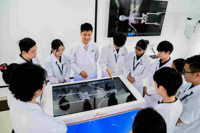 Lần đầu tiên, đại học của Tiến sĩ giàu nhất Việt Nam dạy bác sĩ nội trú: Chỉ tuyển sinh 48 người giỏi nhất, học phí cao nhất 120 triệu đồng/năm - Ảnh 2.