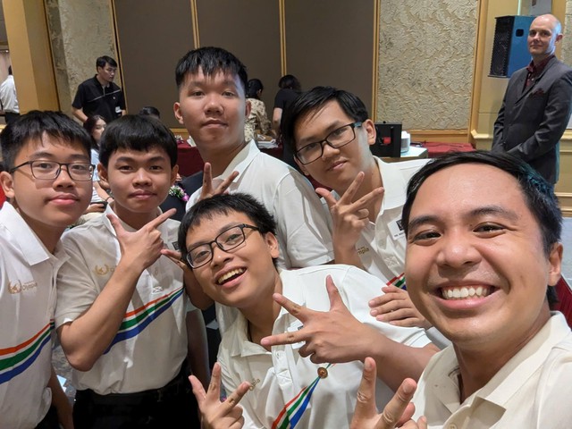 Cuộc sống hiện tại của Quán quân Đường Lên Đỉnh Olympia từng được mệnh danh là “ông tổ nghề rửa bát”, về nước sau 14 năm vô địch - Ảnh 4.