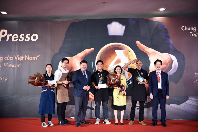 Từng ôm 20 tấn cà phê tồn kho giữa đại dịch, cầm cố nhà, cho thuê xe để vượt khó, nữ CEO Việt kể chuyện bỏ lương 3.000 USD để khởi nghiệp và giành giải thưởng cà phê quốc tế danh giá tại Pháp- Ảnh 1.