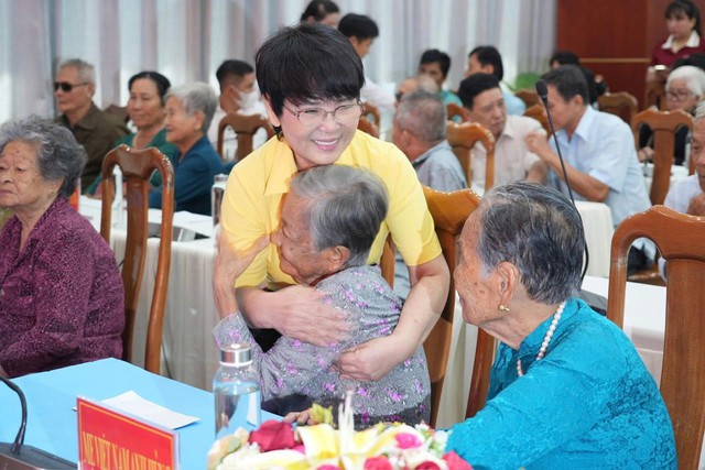 Nữ tỷ phú Phạm Thu Hương lần đầu chia sẻ về Quỹ Thiện Tâm 46.000 tỷ đồng của Vingroup: “Càng đi nhiều, tiếp xúc nhiều, chúng tôi càng thấy người Việt mình rất giỏi” - Ảnh 7.