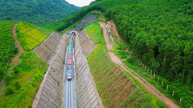 Việt Nam vừa hoàn thành 2 hầm xuyên núi cộng lại dài gần 1 km trên độ cao 700 m: Bắc qua địa hình hiểm trở bậc nhất với 43 khúc cua, tổng đầu tư hơn 2.000 tỷ đồng- Ảnh 1.