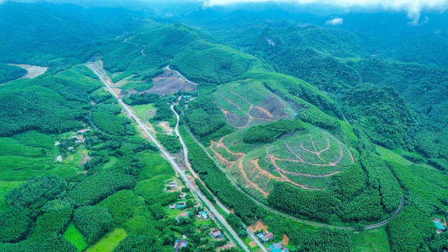 Việt Nam vừa hoàn thành 2 hầm xuyên núi cộng lại dài gần 1 km trên độ cao 700 m: Bắc qua địa hình hiểm trở bậc nhất với 43 khúc cua, tổng đầu tư hơn 2.000 tỷ đồng- Ảnh 3.