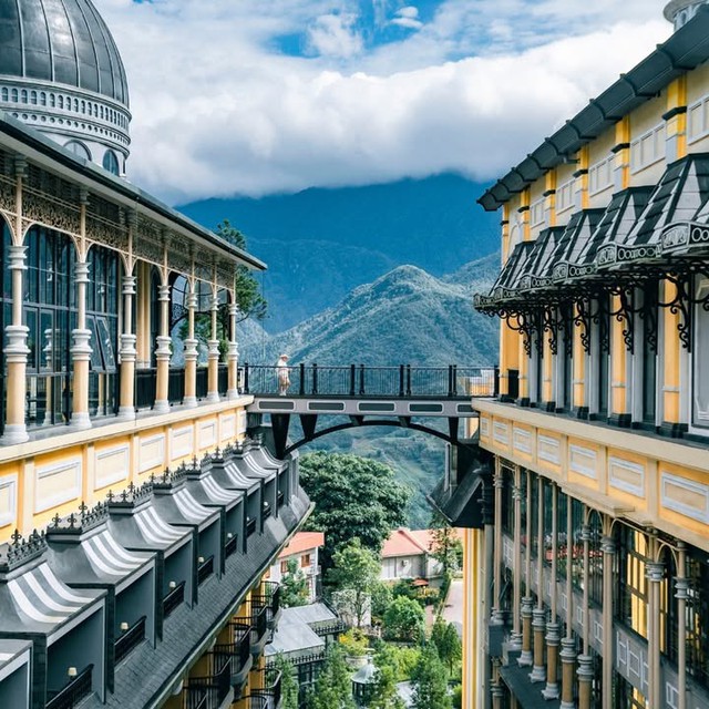 Việt Nam có 1 "cung điện Pháp" nằm ở độ cao 1.600m, mát mẻ quanh năm: 5 năm liền thắng giải "hàng đầu châu Á", 3 năm liên tiếp được vinh danh "biểu tượng hàng đầu thế giới" - Ảnh 1.