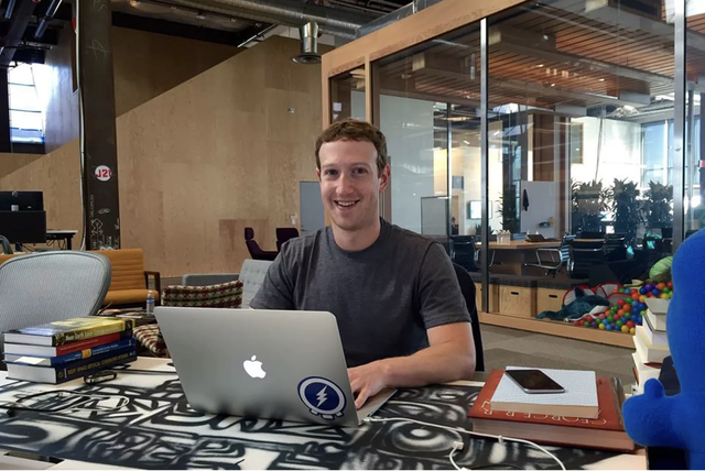 Ông chủ Facebook khoe góc làm việc trên mạng xã hội của Elon Musk: Phát hiện chiếc bàn hơn 5.000 tỷ và 2 máy tính Apple hàng hiếm- Ảnh 2.