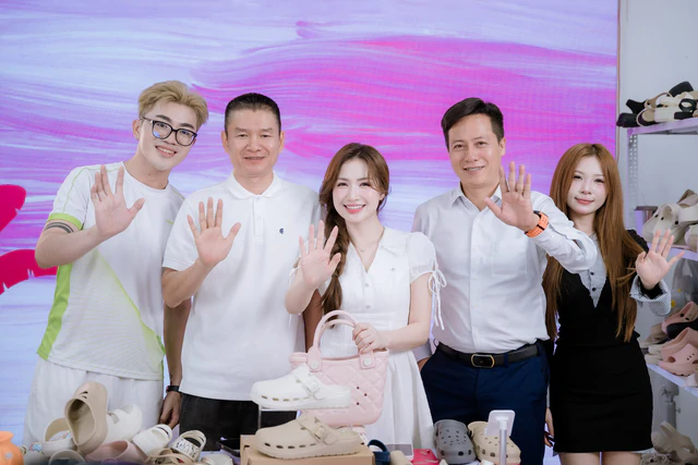 Chủ tịch Nesty từng làm công nhân 2 năm đã lên chức Phó giám đốc, nay thường livestream cùng Ngọc Trinh, Hòa Minzy, sở hữu cụm nhà máy 40.000 m² sản xuất 900.000 đôi dép/tháng - Ảnh 1.
