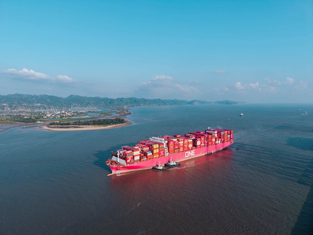 Siêu tàu container dài hơn 360 mét, 172.000 tấn cập cảng Hải Phòng, phá kỷ lục vừa thiết lập cách đây 3 tháng - Ảnh 1.