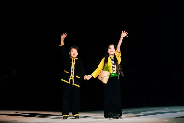 Người dân tự hào, xúc động khi vẻ đẹp Xoè Thái được tôn vinh trên sân khấu: “Xoè Thái - Trọn một vòng yêu” mãn nhãn, đẹp như tranh từng centimet - Ảnh 2.