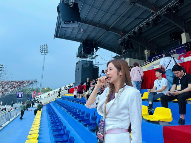 Người dân tự hào, xúc động khi vẻ đẹp Xoè Thái được tôn vinh trên sân khấu: “Xoè Thái - Trọn một vòng yêu” mãn nhãn, đẹp như tranh từng centimet - Ảnh 4.