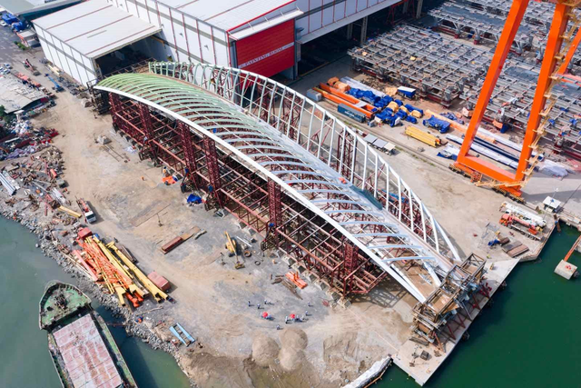 Đúng 2h15 ngày 16/10, tập đoàn của đại gia gốc Thanh Hóa hoàn thành công đoạn khó nhất với vòm thép nặng 3.400 tấn, hàng trăm người vỗ tay vỡ òa giữa đêm - Ảnh 2.