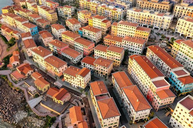 Việt Nam có một “thị trấn châu Âu” nằm bên biển, sở hữu tòa tháp cao 75 m: 2 năm liên tiếp thắng giải "biểu tượng hàng đầu thế giới" - Ảnh 2.