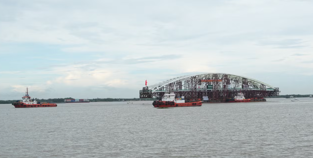 Phát hiện khối thép siêu trường 3.400 tấn đang tiến về trung tâm TP.HCM, chuẩn bị thực hiện nhiệm vụ quan trọng - Ảnh 1.
