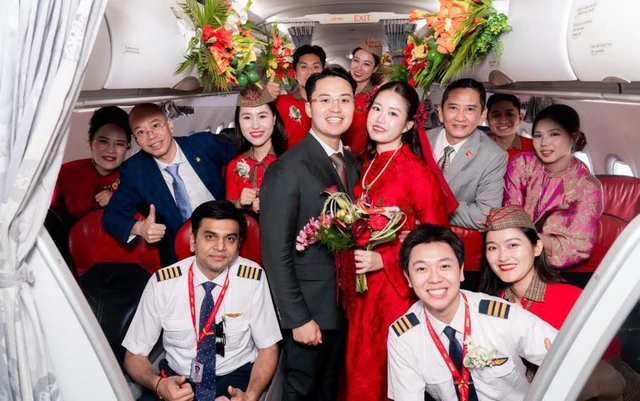 Tỷ phú Nguyễn Thị Phương Thảo xuất hiện tại lễ đưa dâu đặc biệt trên máy bay Vietjet ảnh 1