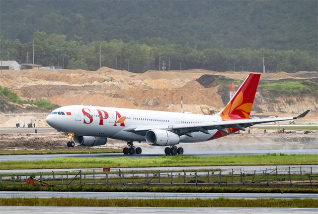 Đúng 1 ngày nữa, tàu bay khổng lồ dài gần 59 m, sải cánh hơn 60 m, được trang bị 2 động cơ Rolls-Royce sẽ cất cánh từ sân bay Nội Bài - Ảnh 1.