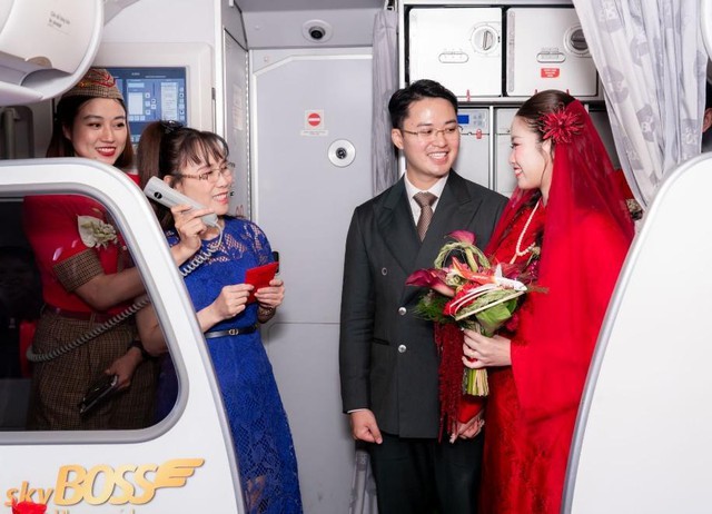 Tỷ phú Nguyễn Thị Phương Thảo xuất hiện tại lễ đưa dâu đặc biệt trên máy bay Vietjet ảnh 2