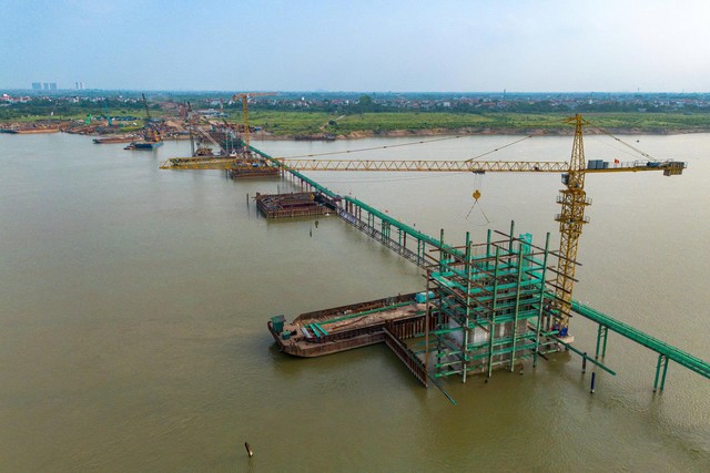 Chỉ một năm nữa, th&agrave;nh phố gi&agrave;u nhất miền Bắc sẽ ho&agrave;n th&agrave;nh c&acirc;y cầu gần 10.000 tỷ đồng, kết nối c&aacute;c đại đ&ocirc; thị của Vinhomes v&agrave; Sun Group - Ảnh 2.