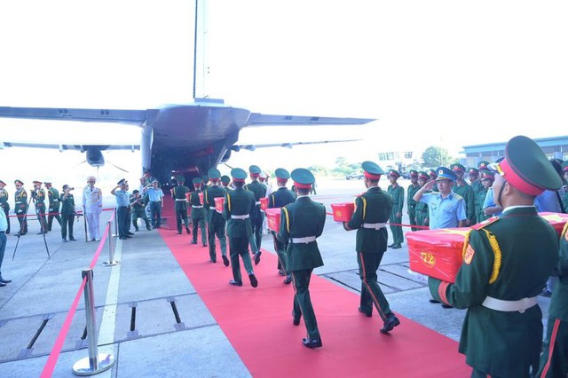 Chuyến bay quân sự đặc biệt đưa 8.453 mẫu sinh phẩm liệt sĩ cuối cùng từ Đồng bằng sông Cửu Long ra Hà Nội trong Chiến dịch 500 ngày đêm - Ảnh 1.