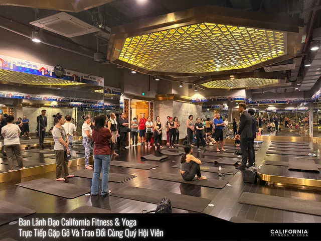 &Ocirc;ng chủ California Fitness đến từng ph&ograve;ng tập chắp tay xin lỗi - Ảnh 2.