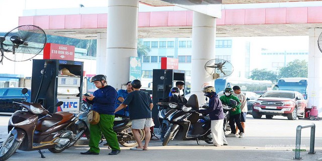 1 l&iacute;t xăng ngốn 1/3 thu nhập một ng&agrave;y của người L&agrave;o, 1/5 của người Campuchia, Việt Nam th&igrave; sao? - Ảnh 1.