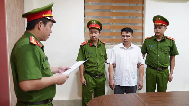 Bắt Bí thư Đảng ủy, Chủ tịch xã vì thông đồng với 2 công ty khai thác 386.934 m³ đất trái phép ảnh 2