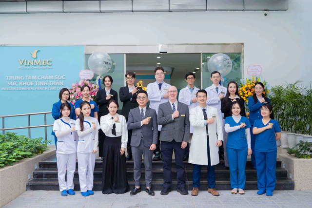 Ông Phạm Nhật Vượng mở nền tảng giáo dục hiếm có ở Việt Nam: Dạy phụ huynh cách nuôi con - Ảnh 2.