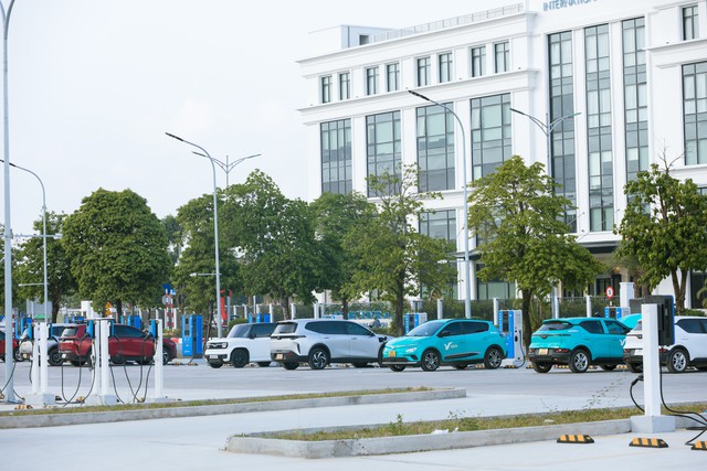 Công ty của tỷ phú Phạm Nhật Vượng vận hành trạm sạc ô tô điện lớn nhất Việt Nam: Hơn 1.000 vị trí đỗ, 866 cổng sạc tại Long Biên ảnh 1