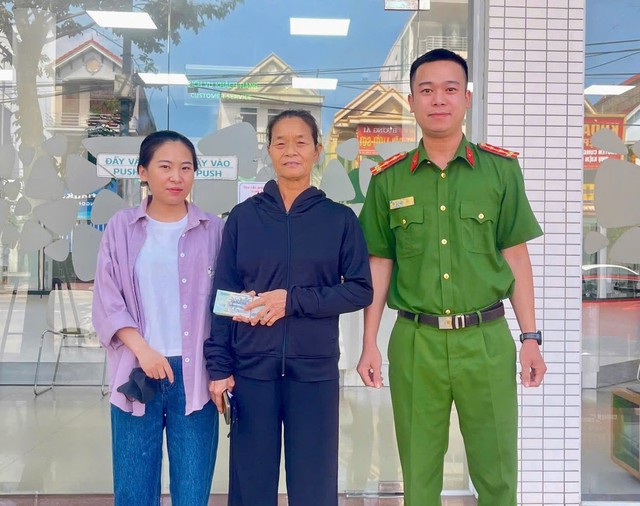 Phát hiện tài khoản phát sinh giao dịch 50.000.000 đồng, Nguyễn Thị Nhị SN 1962 báo công an sau khi nhận được 1 tin nhắn - Ảnh 1.