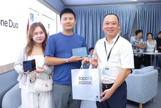 TopZone chính thức giao iPhone Duo sau cuộc đua đặt trước chỉ trong 1 phút ảnh 1
