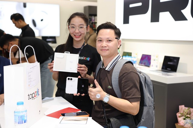 TopZone chính thức giao iPhone Duo sau cuộc đua đặt trước chỉ trong 1 phút ảnh 3