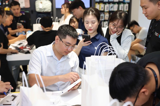 TopZone chính thức giao iPhone Duo sau cuộc đua đặt trước chỉ trong 1 phút ảnh 4