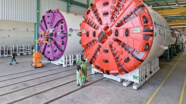Người Đức chế tạo “siêu công nghệ” dành riêng cho Việt Nam: Cỗ máy dài hơn 100 m, nặng 850 tấn phục vụ dự án 34.800 tỷ đồng - Ảnh 2.