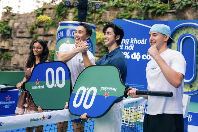 Một hãng bia hơn 160 năm tuổi bất ngờ tổ chức chơi pickleball tại Hanoi Centre, diễn viên Bình An góp vui - để làm gì? - Ảnh 1.