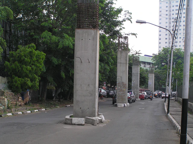 Dừng khẩn cấp dự án đường sắt trên cao dài 30 km, tổng vốn đầu tư hơn 12.700 tỷ đồng, đã dựng 150 cột bê tông giữa phố - Ảnh 1.