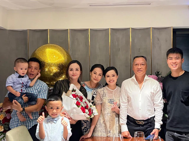Việt Nam có 1 doanh nhân kín tiếng buôn ô tô, xe máy… mê bóng đá, là bố vợ 2 tuyển thủ quốc gia, con gái bán hàng online kiếm tiền tỷ mỗi tháng - Ảnh 12.