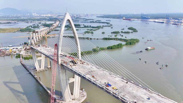 Việt Nam đang xây cây cầu gần 5.000 tỷ đồng, có nhịp chính dài 250m, trụ tháp cao tương đương tòa nhà 40 tầng: Nằm trên trục giao thông kết nối tới siêu đô thị lấn biển rộng 2.870 ha của tỷ phú Phạm Nhật Vượng - Ảnh 1.