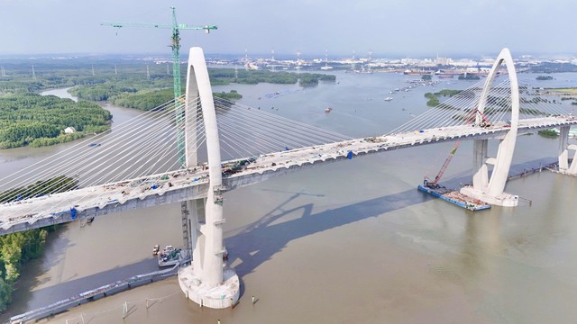 Việt Nam đang xây cây cầu gần 5.000 tỷ đồng, có nhịp chính dài 250m, trụ tháp cao tương đương tòa nhà 40 tầng: Nằm trên trục giao thông kết nối tới siêu đô thị lấn biển rộng 2.870 ha của tỷ phú Phạm Nhật Vượng - Ảnh 2.